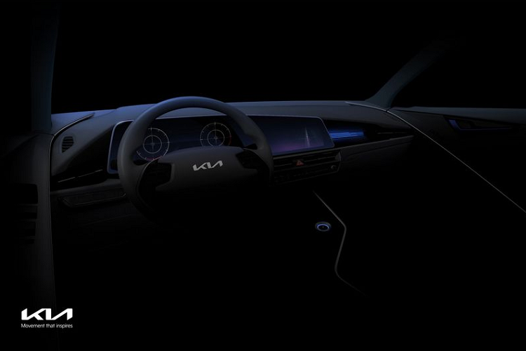 Bước vào trong cabin, Kia Niro 2022 có bảng điều khiển được thiết kế lại với một màn hình duy nhất tích hợp cụm đồng hồ kỹ thuật số và màn hình cảm ứng thông tin giải trí, tương tự như trên Kia Sportage. Qua hình ảnh có thể thấy, màn hình được thiết kế dạng vát chéo bất đối xứng, ẩn đằng sau là một luồng ánh sáng xanh với một nút bấm khởi động (có thể).