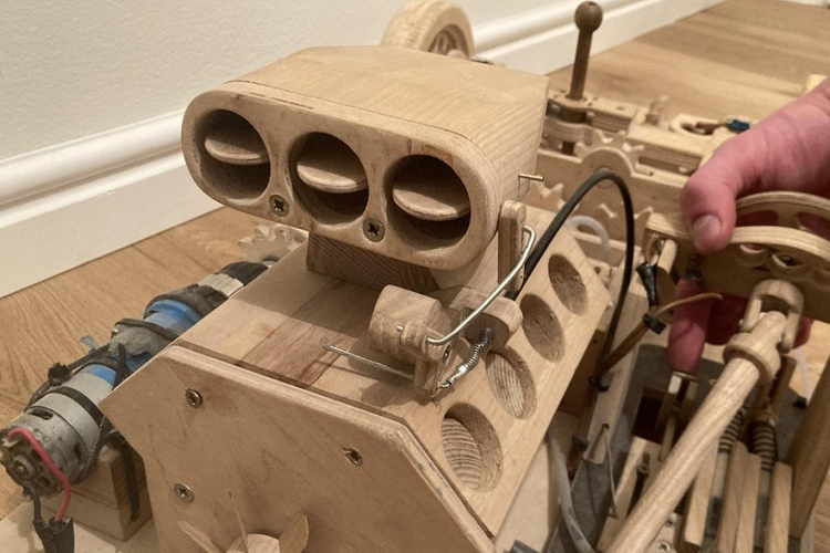 Cậu thiếu niên tài năng thường sử dụng các video của mình để giải thích tất cả các bộ phận hoạt động cùng nhau ra sao. Cậu ấy nói rằng hầu hết chiếc xe đã được thiết kế mà không có sự trợ giúp của CAD, mặc dù bây giờ cậu ấy đang sử dụng nó nhiều hơn.