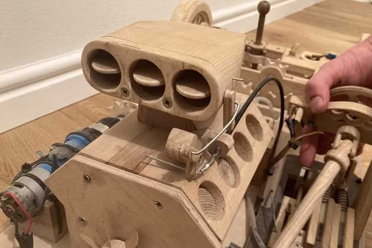 Cậu thiếu niên tài năng thường sử dụng các video của mình để giải thích tất cả các bộ phận hoạt động cùng nhau ra sao. Cậu ấy nói rằng hầu hết chiếc xe đã được thiết kế mà không có sự trợ giúp của CAD, mặc dù bây giờ cậu ấy đang sử dụng nó nhiều hơn.