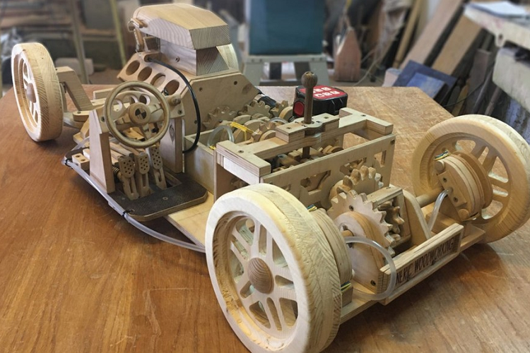 Chế tạo một mô hình máy móc phức tạp là một chuyện không đơn giản, nhưng mọi chuyện sẽ còn khó hơn nữa nếu bạn còn phải tự thiết kế từ trang giấy trắng. Đó là một công việc mất nhiều ngày để thực hiện mà lại không được mấy người đánh giá cao, nhưng đối với một số người, đó là một nỗ lực xứng đáng. Simas Snežko chính là một người như thế và cậu ấy chỉ là một thiếu niên chế xe mô hình bằng gỗ.