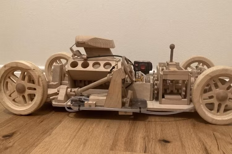 Snežko đã chế tạo một mô hình cơ khí thực sự phi thường về một chiếc xe ôtô bằng gỗ, được trình diễn cẩn thận trong video đăng tải trên kênh YouTube cá nhân, và các chi tiết của mô hình đều rất tuyệt vời. Nó không chỉ là một vài pít-tông di chuyển lên xuống trong một khối gỗ được khoan lỗ, mô hình này còn có hộp số, bộ vi sai, ly hợp hoạt động hoàn chỉnh và cả các chi tiết khác thường bị bỏ sót trong các cấu trúc như vậy, ví dụ các đồng hồ đo lường.