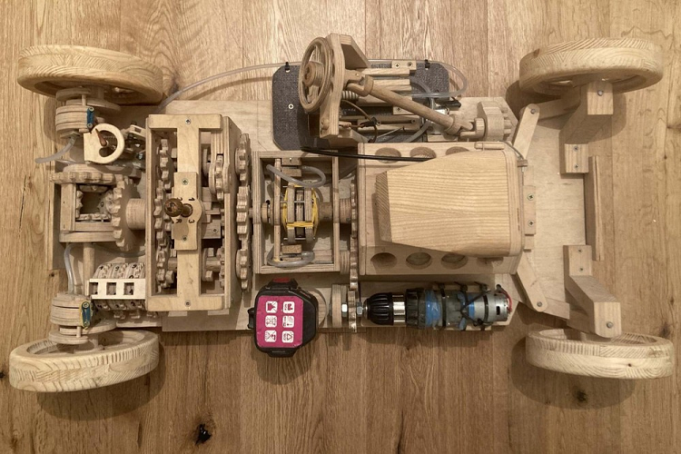 Snežko đã trình bày từng bước quá trình chế tạo của mình chủ yếu trên diễn đàn Reddit. Cậu ấy đã hoàn thành nó trong khoảng thời gian 6 tháng với vai trò là dự án vật lý cuối năm lớp 11 của mình, tuy nhiên cậu ấy cũng nói rõ rằng dự án phức tạp thế này là không cần thiết, cậu ấy đơn giản là muốn làm nó mà thôi. Cậu ấy tiếp tục liệt kê tất cả các phụ tùng chức năng bao gồm hộp số sàn 3 cấp được kết nối với bộ vi sai mở, một bộ ly hợp thủy lực hoạt động để cung cấp lực cho các phụ tùng này từ động cơ, và thậm chí cả bộ phanh đĩa. 