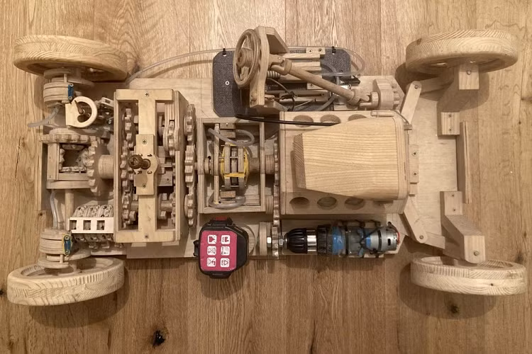 Snežko đã trình bày từng bước quá trình chế tạo của mình chủ yếu trên diễn đàn Reddit. Cậu ấy đã hoàn thành nó trong khoảng thời gian 6 tháng với vai trò là dự án vật lý cuối năm lớp 11 của mình, tuy nhiên cậu ấy cũng nói rõ rằng dự án phức tạp thế này là không cần thiết, cậu ấy đơn giản là muốn làm nó mà thôi. Cậu ấy tiếp tục liệt kê tất cả các phụ tùng chức năng bao gồm hộp số sàn 3 cấp được kết nối với bộ vi sai mở, một bộ ly hợp thủy lực hoạt động để cung cấp lực cho các phụ tùng này từ động cơ, và thậm chí cả bộ phanh đĩa. 