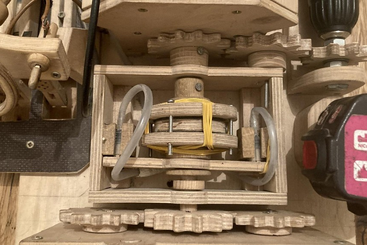 Hơn nữa, mô hình xe bằng gỗ bé nhỏ này còn có đồng hồ đo tốc độ, và đồng hồ công tơ mét. Đáng khâm phục là ở chỗ tất cả những thứ này đều được chế tạo mà không có bất kỳ công cụ máy móc hỗ trợ nào. Thậm chí thiết kế của Snežko còn không có bất kỳ vòng bi nào. Tất cả đều được bôi trơn bằng xà phòng khô hoặc sáp nến, chúng có thể là những chất bôi trơn khá hiệu quả khi sử dụng với gỗ.