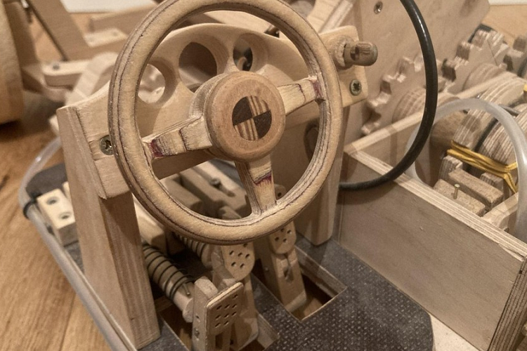 Trong một số video, bạn có thể xem sơ đồ mở rộng mà cậu ấy viết vội trên giấy vẽ đồ thị, và có vẻ dự án này sẽ còn biến hóa hơn nữa trong tương lai. Nhưng có lẽ phần thú vị nhất của mô hình này là tất cả các cơ chế đều có thể được vận hành bởi một người tí hon, ít nhất là trên mặt lý thuyết.