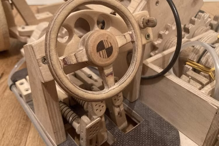 Trong một số video, bạn có thể xem sơ đồ mở rộng mà cậu ấy viết vội trên giấy vẽ đồ thị, và có vẻ dự án này sẽ còn biến hóa hơn nữa trong tương lai. Nhưng có lẽ phần thú vị nhất của mô hình này là tất cả các cơ chế đều có thể được vận hành bởi một người tí hon, ít nhất là trên mặt lý thuyết.