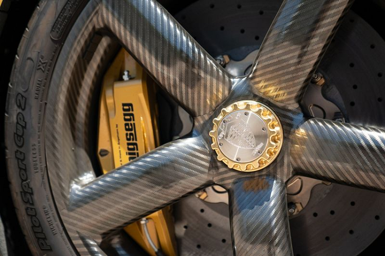 Có thể thấy hàng tá tùy chọn cá nhân thêm vào đã giúp Agera RS Phoenix hoàn toàn nổi bật so với những chiếc Agera RS thông thường. Phoenix sở hữu phần thân được ốp sợi carbon bóng, kết hợp các điểm nhấn bằng vàng lá 24K trên bộ chia trước, các đường sọc trên mui xe, cánh cửa, ốp sườn, cánh gió sau, phù hiệu và logo.