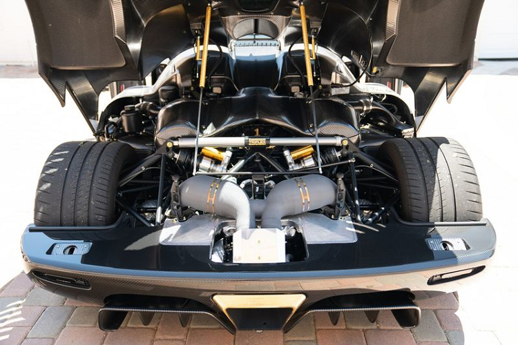 Nội thất của siêu xe hàng độc Agera RS hài hòa trong da bọc Alcantara màu đen, những chi tiết sợi carbon được đánh bóng và nhôm siêu nhẹ màu đen, cùng một vài điểm nhấn bằng vàng như viền quanh cửa gió điều hòa, chỉ thêu chữ "Phoenix" màu vàng trên bảng điều khiển và trên tựa đầu, những đường chỉ khâu và sọc vàng ở mốc 12 giờ trên vô lăng.