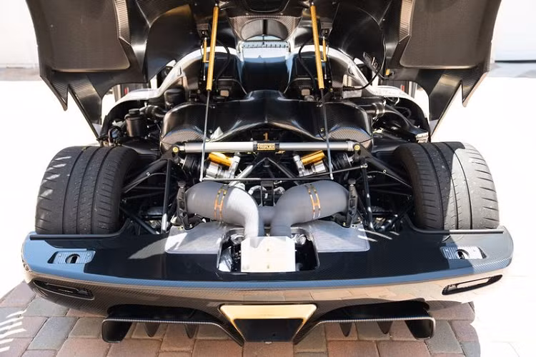 Nội thất của siêu xe hàng độc Agera RS hài hòa trong da bọc Alcantara màu đen, những chi tiết sợi carbon được đánh bóng và nhôm siêu nhẹ màu đen, cùng một vài điểm nhấn bằng vàng như viền quanh cửa gió điều hòa, chỉ thêu chữ "Phoenix" màu vàng trên bảng điều khiển và trên tựa đầu, những đường chỉ khâu và sọc vàng ở mốc 12 giờ trên vô lăng.