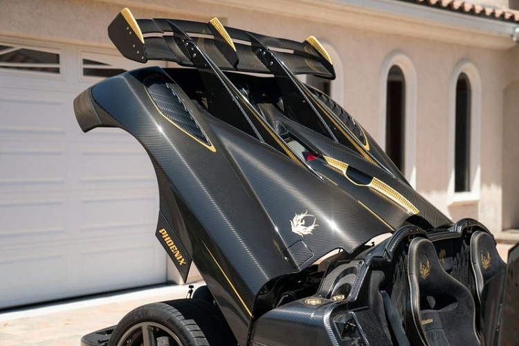 Đặc biệt, Koenigsegg Agera RS Phoenix độc bản còn có tùy chọn nâng cấp sức mạnh One:1, vì vậy, động cơ tăng áp kép 5.0L của siêu phẩm Thụy Điển có thể cho ra công suất lên tới 1.360 mã lực.