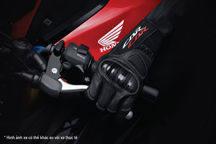 “Trái tim” của CBR150R chính là khối động cơ dung tích 150cc xy-lanh đơn, trục cam đôi DOHC, làm mát bằng dung dịch, có khả năng sản sinh công suất tối đa lên đến 12,6 kW tại 9.000 vòng/phút và mô-men xoắn cực đại 13,7 Nm tại 7.000 vòng/phút.