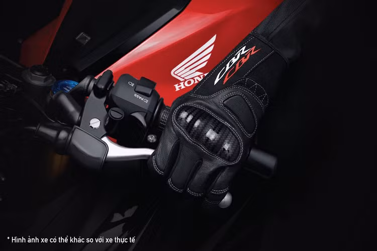 “Trái tim” của CBR150R chính là khối động cơ dung tích 150cc xy-lanh đơn, trục cam đôi DOHC, làm mát bằng dung dịch, có khả năng sản sinh công suất tối đa lên đến 12,6 kW tại 9.000 vòng/phút và mô-men xoắn cực đại 13,7 Nm tại 7.000 vòng/phút.