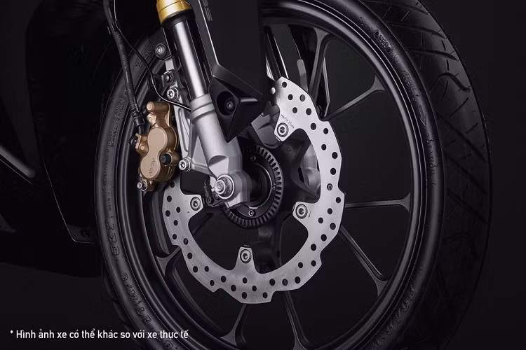 Một trong những nâng cấp nổi bật nhất của thế hệ mới CBR150R đến từ phuộc trước được chuyển từ kiểu ống lồng sang hành trình ngược Upside down đến từ thương hiệu Showa danh tiếng với sơn mạ vàng, giúp toàn bộ phần trước xe trở nên cứng cáp, nổi bật hơn so với những thế hệ cũ. Bằng việc trang bị hệ thống giảm xóc này, giờ đây CBR150R sẽ mang đến một trải nghiệm tốt hơn cho người sử dụng trên cả những đoạn đường gồ ghề, dằn xóc.