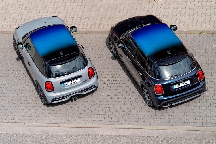 Người mua có thể lựa chọn nóc Multitone với tất cả màu sơn ngoại thất trừ Chili Red, British Racing Green, và Indian Summer Red. Để giúp nó trở nên nổi bật hơn nữa, những điểm nhấn tương phản trong màu trắng, đen, và bạc cũng có sẵn để lựa chọn. 