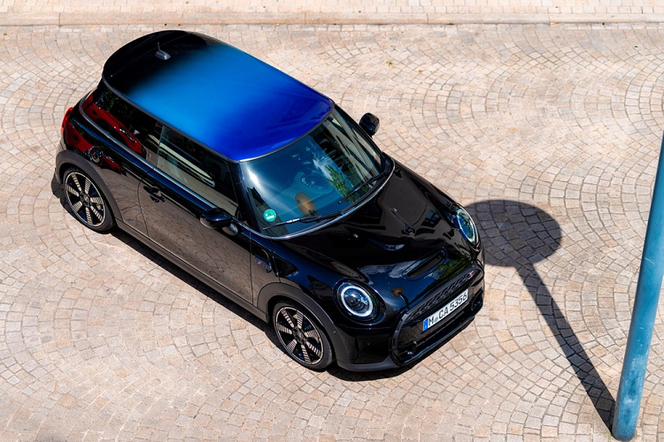 Tính năng này được bổ sung lần đầu tiên cho mẫu Cooper SE và giờ đây trở thành một tùy chọn bổ sung trên biến bản 3 và 5 cửa của Hardtop và Clubman. 