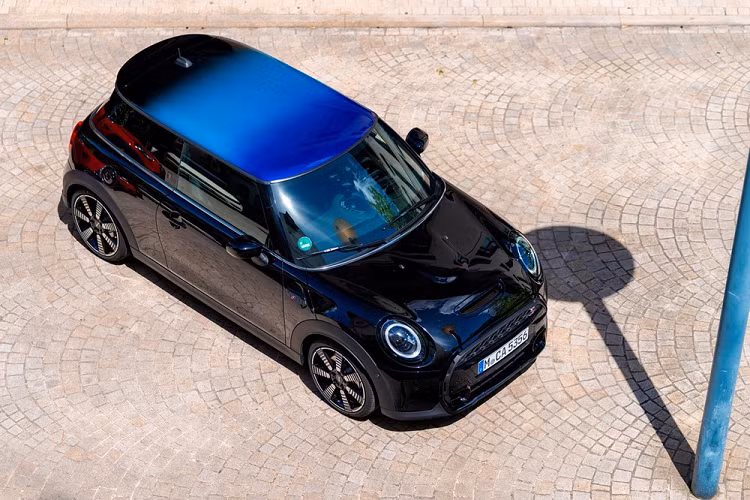 Tính năng này được bổ sung lần đầu tiên cho mẫu Cooper SE và giờ đây trở thành một tùy chọn bổ sung trên biến bản 3 và 5 cửa của Hardtop và Clubman. 