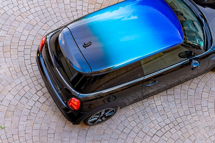 Điều thú vị về nóc sơn đa màu này là nó được tích hợp hoàn toàn vào quá trình sản xuất tự động hóa tại nhà máy Mini ở Oxford, vậy nên những chiếc xe có tùy chọn này sẽ không cần đưa ra khỏi dây chuyền sản xuất và sơn bằng tay.