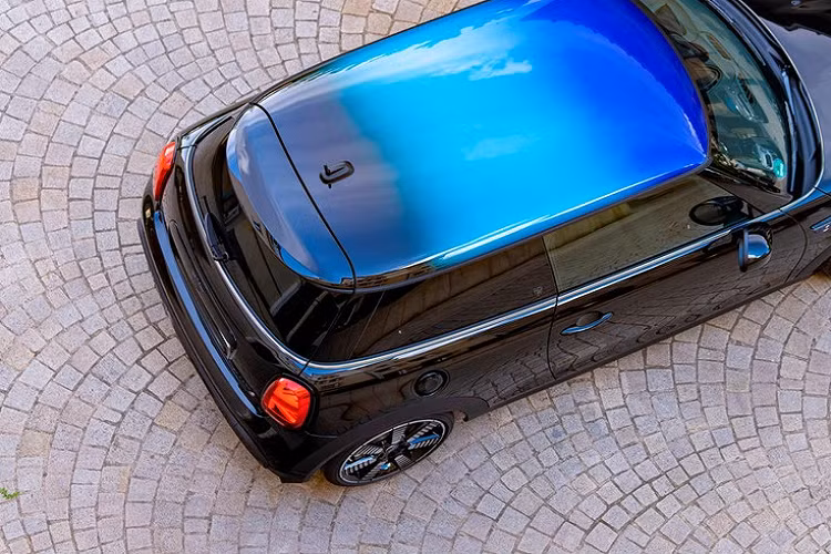 Điều thú vị về nóc sơn đa màu này là nó được tích hợp hoàn toàn vào quá trình sản xuất tự động hóa tại nhà máy Mini ở Oxford, vậy nên những chiếc xe có tùy chọn này sẽ không cần đưa ra khỏi dây chuyền sản xuất và sơn bằng tay.