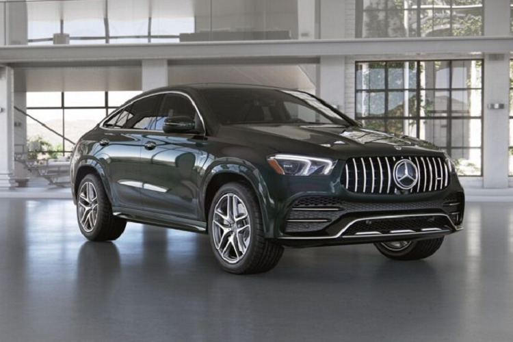 Trong khi đó, đầu xe gây ấn tượng với lưới tản nhiệt Panamericana nan dọc đặc trưng của AMG cùng cụm đèn pha LED sửa đổi và kính chắn gió thể thao hơn.