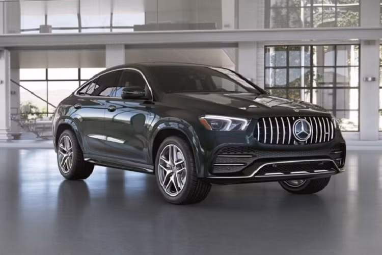 Trong khi đó, đầu xe gây ấn tượng với lưới tản nhiệt Panamericana nan dọc đặc trưng của AMG cùng cụm đèn pha LED sửa đổi và kính chắn gió thể thao hơn.