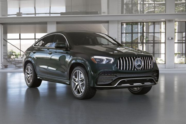 Chính xác thì Mercedes-AMG GLE 53 2021 mới sẽ có mặt tại Việt Nam vào tháng 5/2021 tới. Xe có màu sơn xanh lá cây Emerald Green và cabin tông đỏ Red Peper kết hợp đen. Chưa có giá bán chính xác của AMG GLE 53 đời mới tại Việt Nam, nhưng giới điệu mộ cho rằng xe có giá khoảng 5,5 tỷ đồng.