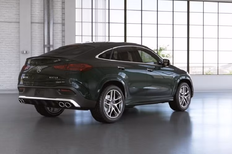 Thay đổi lớn nhất trên Mercedes-AMG GLE 53 tại Việt Nam (so với dòng GLE truyền thống) chính là phần mái xe năng động hơn, phong cách hơn đem đến cho chiếc xe kiểu dáng giống coupe hơn nữa.