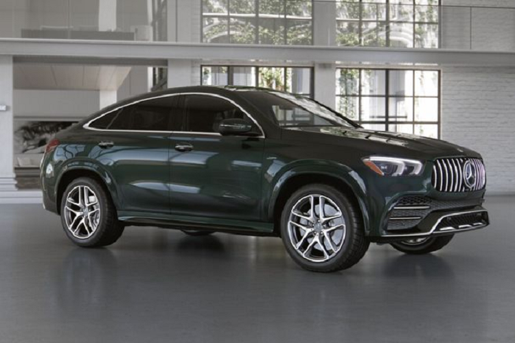 So với mẫu xe tiền nhiệm, GLE Coupe mới dài hơn 39mm, rộng hơn 7mm và trục cơ sở cũng tăng thêm 20mm, nhưng so với một chiếc GLE tiêu chuẩn thì phiên bản Coupe vẫn ngắn hơn 60mm. Di chuyển vào bên trong, khoang cabin của GLE Coupe gần như giống hệt GLE tiêu chuẩn, bao gồm cụm đồng hồ đo kỹ thuật số 12,3 inch, hệ thống thông tin giải trí qua màn hình cảm ứng 12,3 inch ở trung tâm, vô lăng thể thao bọc da, ghế thể thao và mặt táp-lô bọc giả da Artico.