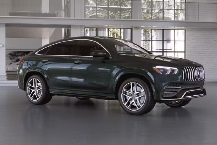 So với mẫu xe tiền nhiệm, GLE Coupe mới dài hơn 39mm, rộng hơn 7mm và trục cơ sở cũng tăng thêm 20mm, nhưng so với một chiếc GLE tiêu chuẩn thì phiên bản Coupe vẫn ngắn hơn 60mm. Di chuyển vào bên trong, khoang cabin của GLE Coupe gần như giống hệt GLE tiêu chuẩn, bao gồm cụm đồng hồ đo kỹ thuật số 12,3 inch, hệ thống thông tin giải trí qua màn hình cảm ứng 12,3 inch ở trung tâm, vô lăng thể thao bọc da, ghế thể thao và mặt táp-lô bọc giả da Artico.