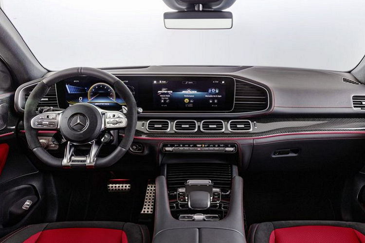 Phía sau xe cũng được tinh chỉnh nhiều với phần chắn bùn phồng lên cơ bắp, đèn hậu thanh mảnh, sắc nét hơn, cánh gió mới tích hợp vào nắp cốp và các điểm nhấn mạ crôm bao quanh hệ thống ống xả kép.