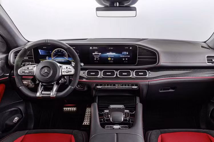 Phía sau xe cũng được tinh chỉnh nhiều với phần chắn bùn phồng lên cơ bắp, đèn hậu thanh mảnh, sắc nét hơn, cánh gió mới tích hợp vào nắp cốp và các điểm nhấn mạ crôm bao quanh hệ thống ống xả kép.