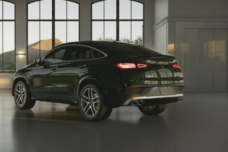 Với kích thước gia tăng một chút, không gian bên trong xe cũng được cải thiện với chỗ duỗi chân cho hành khách rộng rãi hơn, đem tới cảm giác thoải mái cho tối đa 5 người. Cốp xe có dung tích tối đa lên tới 1.790 lít - tốt nhất phân khúc.