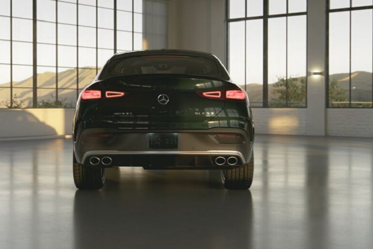 Về truyền động, Mercedes-AMG GLE 53 2021 được trang bị hệ truyền động hybrid dùng động cơ tăng áp 3.0 lít 6 xi-lanh cho 429 mã lực và mô-men xoắn cực đại 521Nm, kết hợp cùng bộ tăng lực EQ Boost cho thêm 21 mã lực / 249Nm khi lái xe cần tăng tốc nhanh. Với hệ truyền động công nghệ cao, Xe có thể tăng tốc từ 0 - 96 km/h chỉ trong 5,2 giây, trước khi cán tốc độ tối đa 250 km/h. Mercedes-AMG GLE thế hệ mới được cung cấp hệ thống treo khí nén tiêu chuẩn AMG Ride Control+ hứa hẹn đem lại cảm giác lại thoải mái trên những cung đường dài.