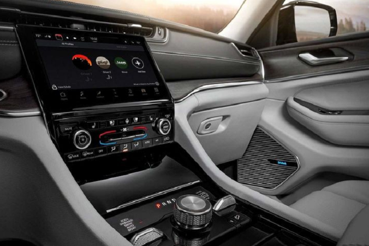 Là đối thủ cạnh tranh của Ford Explorer khi về Việt Nam, Jeep Grand Cherokee L 2021 sở hữu kích thước khá lớn. Theo đó, xe có chiều dài 5.204 mm, chiều rộng 2.149 mm, chiều cao 1.815 mm và chiều dài cơ sở 3.091 mm. Chiều cao gầm của xe là 261 mm với hệ thống treo tiêu chuẩn và 320 mm với hệ thống treo khí nén.