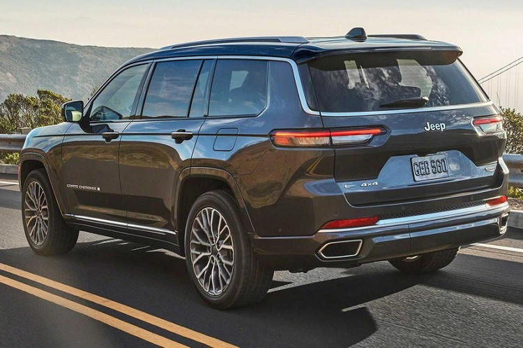 Trên mặt táp-lô của xe xuất hiện màn hình cảm ứng, phục vụ hệ thống thông tin giải trí UConnect 5 mới nhất. Màn hình này hỗ trợ kết nối không dây với điện thoại thông minh qua Apple CarPlay và Android Auto cũng như cung cấp mạng Wi-Fi 4G LTE. Ngoài ra, xe còn có đến 12 cổng USB-A và USA-C. Hiện chưa rõ trang bị của Jeep Grand Cherokee L 2021 tại Việt Nam.