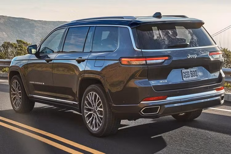 Trên mặt táp-lô của xe xuất hiện màn hình cảm ứng, phục vụ hệ thống thông tin giải trí UConnect 5 mới nhất. Màn hình này hỗ trợ kết nối không dây với điện thoại thông minh qua Apple CarPlay và Android Auto cũng như cung cấp mạng Wi-Fi 4G LTE. Ngoài ra, xe còn có đến 12 cổng USB-A và USA-C. Hiện chưa rõ trang bị của Jeep Grand Cherokee L 2021 tại Việt Nam.