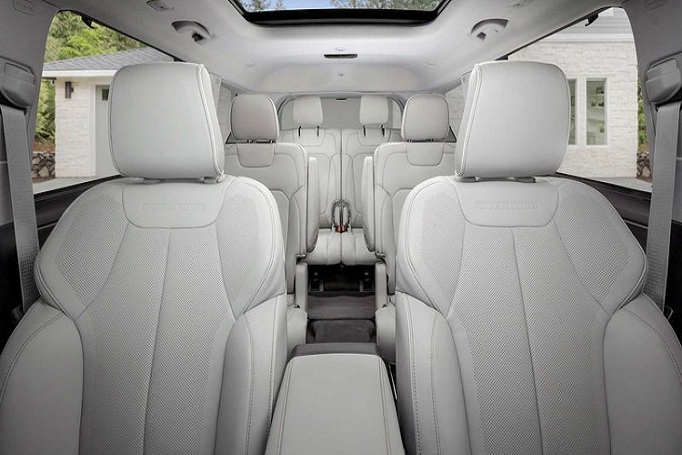 Tiếp đến là nóc dốc dần về phía sau, cụm đèn hậu LED thanh mảnh kéo từ cửa cốp sang chắn bùn sau, nẹp mạ crôm trên cản sau và 2 ống xả hình ngũ giác. Ngoài ra, Jeep Grand Cherokee L 2021 còn có nẹp mạ crôm kéo dài từ cột A ra đuôi xe, ôm lấy kính sau. Với kích thước lớn, Jeep Grand Cherokee L 2021 sở hữu không gian nội thất 3 hàng ghế rộng rãi. Đằng sau ghế thứ 3 của Jeep Grand Cherokee L 2021 là khoang hành lý có thể tích 484 lít.