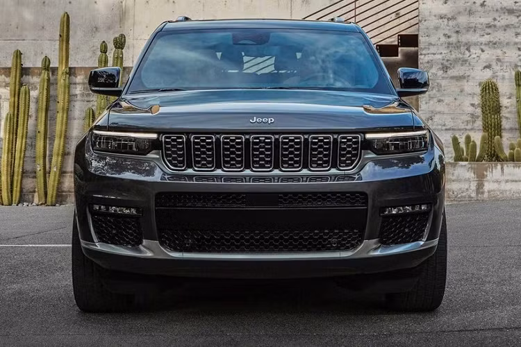 Trong khi đó, Jeep Grand Cherokee L 2021 bản Limited tại Mỹ đi kèm vành nhôm 18 inch màu bạc hoặc 20 inch màu xám, ghế bọc da, ghế lái chỉnh điện 8 hướng, nhớ vị trí và ghế phụ lái chỉnh điện cũng như hình thông tin giải trí dạng cảm ứng 8,4 inch. Cao cấp hơn là bản Summit với vành nhôm 20 inch, hệ thống điều hòa tự động 4 vùng, ghế bọc da Nappa, ghế trước chỉnh điện 16 hướng, sưởi ấm, làm mát và mát-xa 5 chế độ, vô lăng ốp gỗ cũng như màn hình thông tin giải trí 10,1 inch tiêu chuẩn.