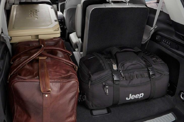 Nếu hàng ghế thứ 3 gập xuống, con số này sẽ tăng lên 1.328 lít. Thể tích tương ứng khi 2 hàng ghế sau gập xuống là 2.395 lít. Trước mặt người lái xuất hiện vô lăng tích hợp phím chức năng và bảng đồng hồ kỹ thuật số mới. Thêm vào đó là cụm điều khiển trung tâm mới, đi kèm núm xoay chuyển số thay cho cần số truyền thống.