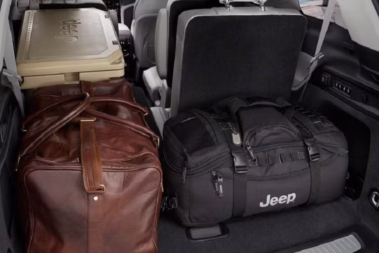 Nếu hàng ghế thứ 3 gập xuống, con số này sẽ tăng lên 1.328 lít. Thể tích tương ứng khi 2 hàng ghế sau gập xuống là 2.395 lít. Trước mặt người lái xuất hiện vô lăng tích hợp phím chức năng và bảng đồng hồ kỹ thuật số mới. Thêm vào đó là cụm điều khiển trung tâm mới, đi kèm núm xoay chuyển số thay cho cần số truyền thống.