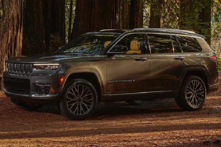 Ban đầu, Jeep Grand Cherokee L 2021 về Việt Nam sẽ chỉ có 2 phiên bản là Limited và Summit. "Trái tim" của mẫu xe này khi về Việt Nam là khối động cơ xăng V8, dung tích 5.7L, sản sinh công suất tối đa 357 mã lực tại tua máy 5.150 vòng/phút và mô-men xoắn cực đại 528 Nm tại tua máy 4.250 vòng/phút. Động cơ kết hợp với hộp số tự động 8 cấp Torqueflite 8HP70 do ZF sản xuất.