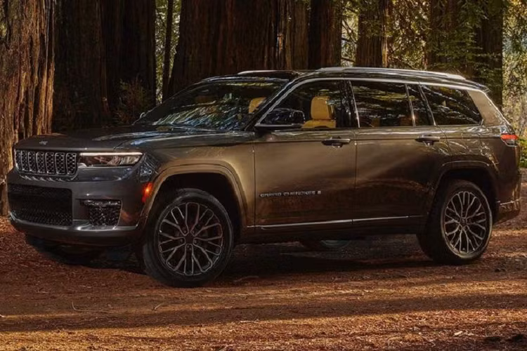 Ban đầu, Jeep Grand Cherokee L 2021 về Việt Nam sẽ chỉ có 2 phiên bản là Limited và Summit. "Trái tim" của mẫu xe này khi về Việt Nam là khối động cơ xăng V8, dung tích 5.7L, sản sinh công suất tối đa 357 mã lực tại tua máy 5.150 vòng/phút và mô-men xoắn cực đại 528 Nm tại tua máy 4.250 vòng/phút. Động cơ kết hợp với hộp số tự động 8 cấp Torqueflite 8HP70 do ZF sản xuất.