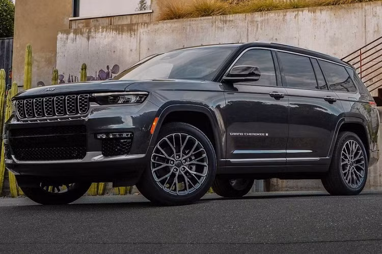 Grand Cherokee L là mẫu SUV cỡ lớn đã lần đầu tiên được hãng Jeep ra mắt tại thị trường Mỹ vào hồi tháng 1 đầu năm nay. Dự kiến, đến cuối năm nay, mẫu SUV cỡ lớn Jeep Grand Cherokee L 2021 mới này sẽ chính thức về Việt Nam dưới dạng xe nhập khẩu nguyên chiếc từ Mỹ.