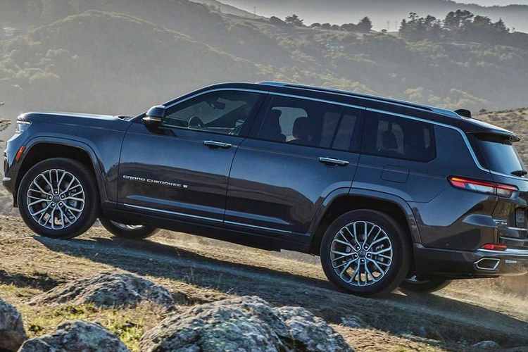 Riêng bản Summit còn có gói trang bị an toàn chủ động Active Driving Assist tiêu chuẩn, bao gồm hệ thống kiểm soát hành trình thích ứng và tự động đưa xe vào giữa làn đường. Tính năng nhận biết biển báo giao thông, hỗ trợ tránh va chạm ở giao lộ và hệ thống quan sát ban đêm, dùng cảm biến hồng ngoại để phát hiện người đi bộ cũng như động vật ở khoảng cách 200 m cũng chỉ dành cho bản Summit.