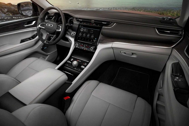 Không chỉ tăng kích thước so với trước, Jeep Grand Cherokee L 2021 còn thay đổi đáng kể trong thiết kế ngoại thất. Lấy cảm hứng thiết kế từ xe concept Jeep Grand Wagoneer ra mắt vào năm ngoái, mẫu SUV này được trang bị nắp ca-pô nổi bật hơn và dốc xuống dưới, lưới tản nhiệt với 7 nan dọc nhỏ hơn, ngả về phía trước, hốc gió trung tâm cỡ lớn cũng như cụm đèn pha LED thanh mảnh.