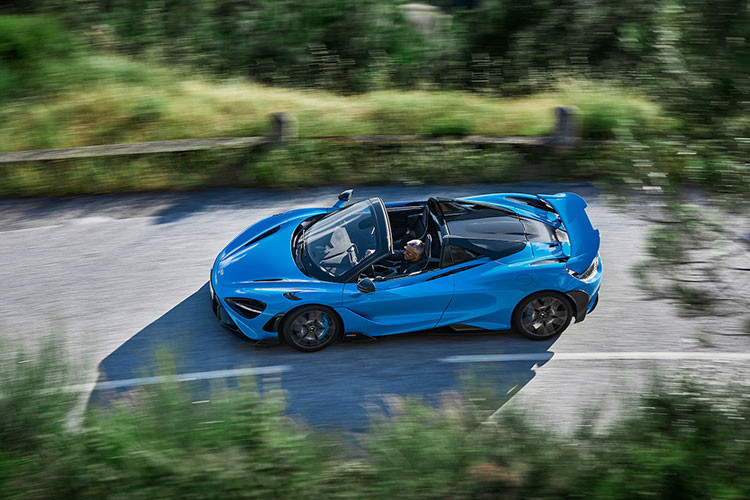 Các tùy chọn bổ sung cho siêu xe giới hạn này bao gồm ghế độ Senna, hệ thống nâng trục trước, camera 360 và hệ thống McLaren Special Operations cho phép người dùng cá nhân hóa chiếc xe theo sở thích. Mức giá xe McLaren 765LT Spider chưa công bố, nhưng chắc chắn sẽ đắt hơn so với bản Coupe.