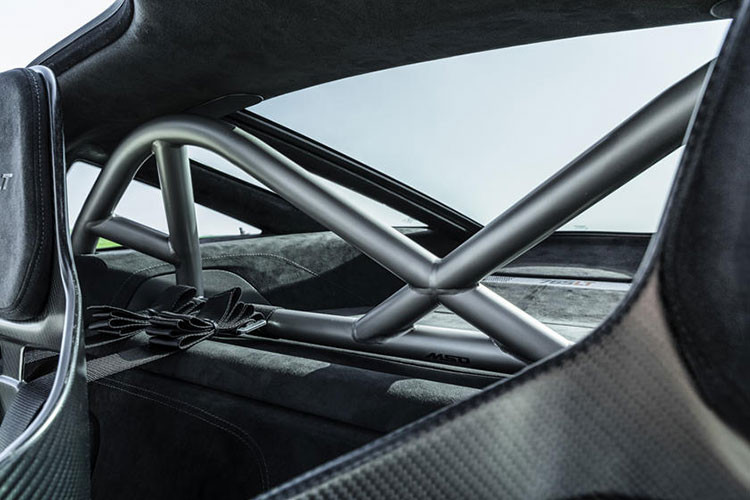 Bên cạnh đó, McLaren cũng thiết kế cửa xe có góc mở lớn hơn, tạo sự thoải mái cho người dùng khi ra vào xe. Mui xe với kết cấu sợi carbon nguyên miếng đóng vai trò là chi tiết kết nối toàn bộ kết cấu thân xe, tạo nên bộ vỏ xe hoàn toàn bằng sợi carbon.