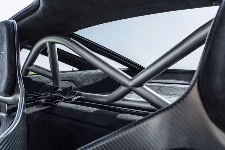 Bên cạnh đó, McLaren cũng thiết kế cửa xe có góc mở lớn hơn, tạo sự thoải mái cho người dùng khi ra vào xe. Mui xe với kết cấu sợi carbon nguyên miếng đóng vai trò là chi tiết kết nối toàn bộ kết cấu thân xe, tạo nên bộ vỏ xe hoàn toàn bằng sợi carbon.