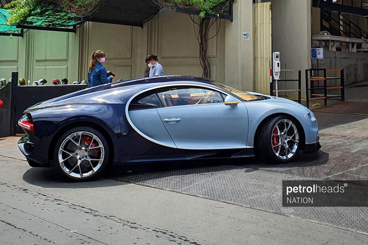 Để giúp "ông hoàng tốc độ" Bugatti Chiron đạt tốc độ tối đa, người lái cần phải chuyển sang chế độ chạy là Top Speed và phải sử dụng chìa khoá thứ 2 giống với "đàn anh" là Bugatti Veyron. Chìa khoá này được đặt ngay bậc cửa xe.