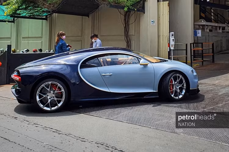 Để giúp "ông hoàng tốc độ" Bugatti Chiron đạt tốc độ tối đa, người lái cần phải chuyển sang chế độ chạy là Top Speed và phải sử dụng chìa khoá thứ 2 giống với "đàn anh" là Bugatti Veyron. Chìa khoá này được đặt ngay bậc cửa xe.