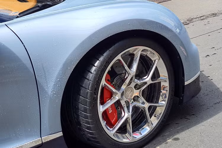 Cung cấp sức mạnh cho "ông hoàng tốc độ" Bugatti Chiron chính là khối động cơ W16 (với 2 động cơ V8 xếp thành hình chữ W), dung tích 8.0 lít, 4 bộ tăng áp, sản sinh công suất tối đa lên đến 1.500 mã lực và mô-men xoắn cực đại đạt 1.600 Nm.